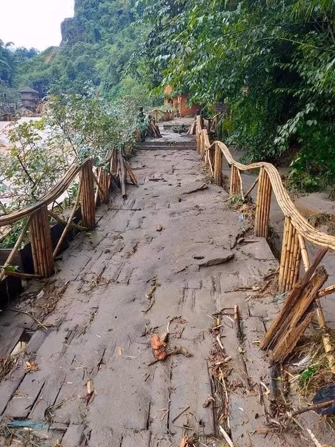 Đường dạo cảnh tham quan Khu du lịch sinh thái Cát Cát bị lũ làm hỏng hoàn toàn.