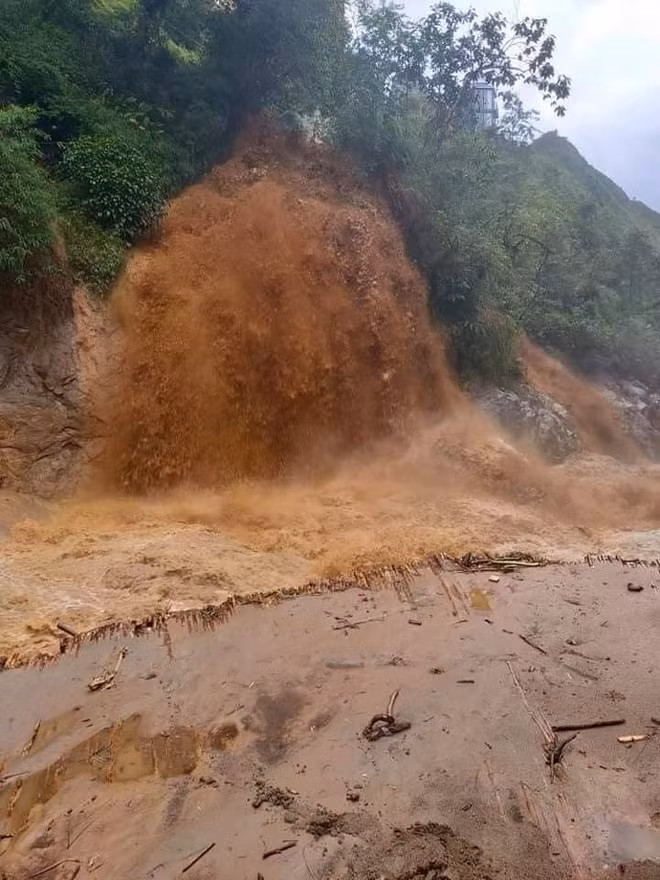 Thác nước Cát Cát đục ngầu do cuốn theo khối lượng lớn đất từ thượng nguồn suối Mường Hoa đổ về. 