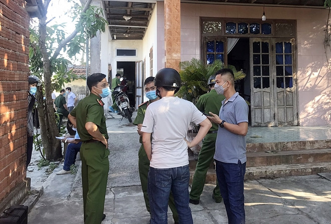 Nghi van hoc sinh sat hai thay hieu truong tai nha rieng