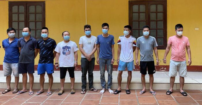  Phá đường dây cá độ bóng đá giao dịch hơn 2 tỷ đồng/ngày: Ngày 12/7, Công an TP Thanh Hóa cho biết, đã triệt phá đường dây đánh bạc dưới hình thức cá độ bóng đá qua mạng Internet với số tiền cá độ hơn 2 tỷ đồng/ngày do Nguyễn Thành Quân (còn gọi là Quân Tèng, 27 tuổi, trú phường Ba Đình, TP Thanh Hóa) cầm đầu. Khi vòng chung kết Euro 2020 và Cúp Bóng đá Nam Mỹ 2021 khởi tranh, Quân lập trang Web www.3in1bet.com và quản lý đầu Master có ký hiệu b90901, sau đó chia ra nhiều tài khoản cấp dưới để tổ chức cá độ bóng đá.