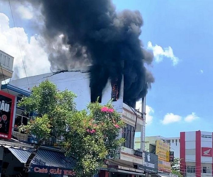  Nhà 3 tầng bốc cháy ngùn ngụt giữa trưa: Trưa 12/7, tại thị trấn Hà Lam, huyện Thăng Bình, tỉnh Quảng Nam, một ngọn lửa bùng phát từ tầng 3 của ngôi nhà 3 tầng đám cháy lan nhanh, cột khói đen bốc lên nghi ngút. Sau hơn 1 giờ rưỡi đồng hồ cứu hỏa, ngọn lửa được khống chế. Vụ cháy không gây thiệt hại về người nhưng thiêu rụi nhiều tài sản trong ngôi nhà. 