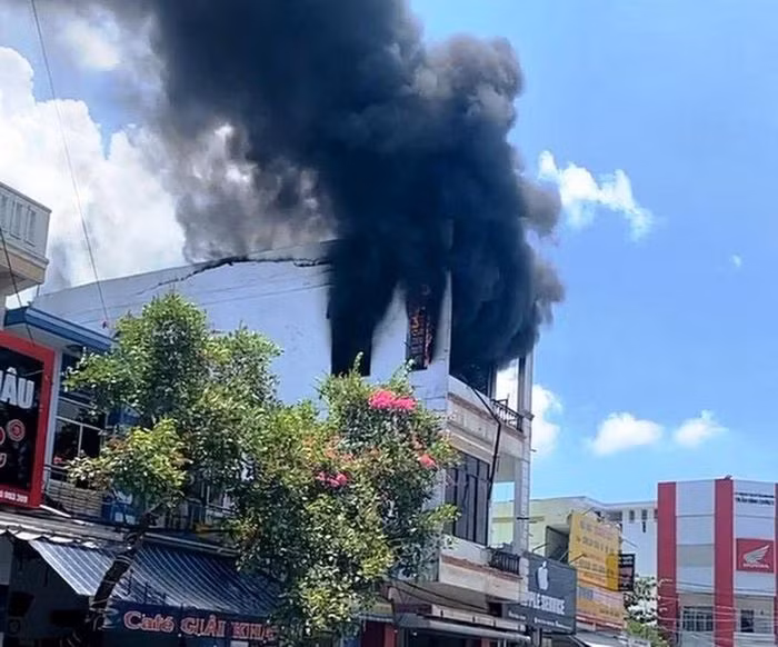  Nhà 3 tầng bốc cháy ngùn ngụt giữa trưa: Trưa 12/7, tại thị trấn Hà Lam, huyện Thăng Bình, tỉnh Quảng Nam, một ngọn lửa bùng phát từ tầng 3 của ngôi nhà 3 tầng đám cháy lan nhanh, cột khói đen bốc lên nghi ngút. Sau hơn 1 giờ rưỡi đồng hồ cứu hỏa, ngọn lửa được khống chế. Vụ cháy không gây thiệt hại về người nhưng thiêu rụi nhiều tài sản trong ngôi nhà. 