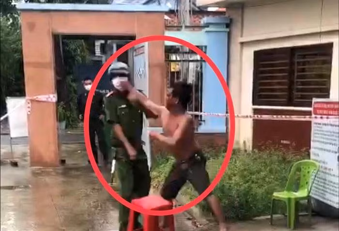  Đấm vào mặt công an phường khi bị nhắc đeo khẩu trang: Đinh Văn Hiệp (48 tuổi, phường Tân Phước Khánh, thị xã Tân Uyên, Bình Dương) khi bị nhắc đeo khẩu, Hiệp đã tấn công và đấm vào mặt Phó trưởng Công an phường. Ngày 15/7, Hiệp bị Công an thị xã Tân Uyên khởi tố.