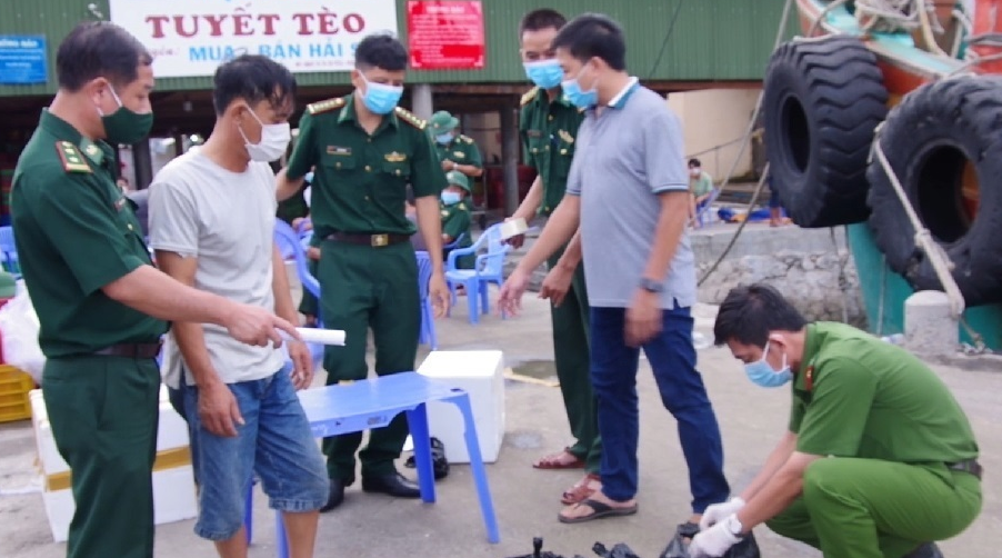  Chủ tàu cá giấu 45kg thuốc nổ: Ngày 15/7, Bộ chỉ huy Bộ đội Biên phòng tỉnh Bà Rịa - Vũng Tàu cho biết đang tạm giữ 1 tàu cá cùng chủ tàu là ông Trần Danh Thuận (SN 1976, trú tại Nghệ An). Qua kiểm tra, lực lượng chức năng thu giữ 45kg thuốc nổ và 2 cuộn dây cháy chậm. 