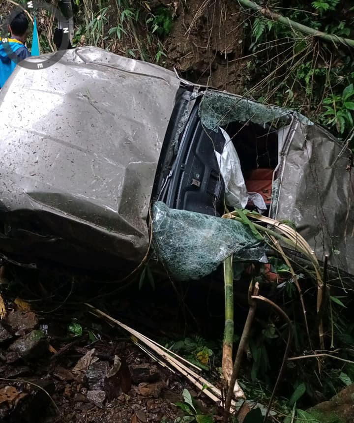 Hiện vụ ô tô lao xuống vực sâu hàng trăm khiến mét 2 người tử vong tại chỗ đang được cơ quan chức năng điều tra, làm rõ. 