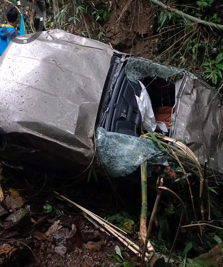 Hiện vụ ô tô lao xuống vực sâu hàng trăm khiến mét 2 người tử vong tại chỗ đang được cơ quan chức năng điều tra, làm rõ. 