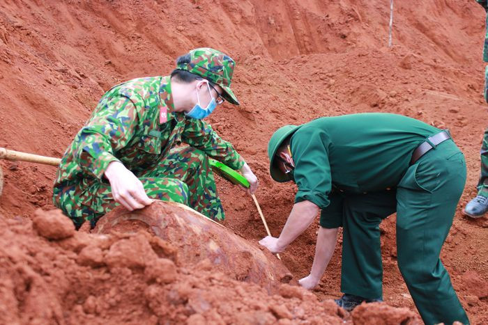  Phát hiện quả bom nặng 120kg: Sáng 19/7 một hộ dân ở thôn Hiệp Hòa (xã Ninh Gia, huyện Đức Trọng, Lâm Đồng) khi đang đào đất xây dựng trang trại thì phát hiện quả bom dài 1,5m, nặng khoảng 120kg nên báo cơ quan chức năng xử lý.