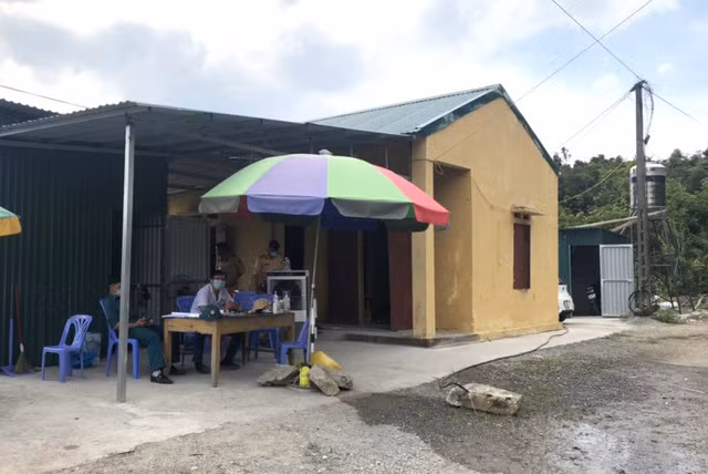  Băng rừng trốn chốt kiểm dịch: Tối 28/6, trong quá trình thực hiện nhiệm vụ, Tổ tự quản thôn Bằng Anh (xã Tân Dân, TP. Hạ Long, Quảng Ninh) phát hiện Nguyễn Văn Cương (SN 1977, ở Bắc Giang) băng rừng vượt chốt kiểm soát phòng, chống dịch COVID-19 để vào xã Tân Dân. Lực lượng chức năng xã Tân Dân tiến hành xử phạt số tiền 7,5 triệu đồng đối với Cương và đi cách ly trả phí theo quy định.