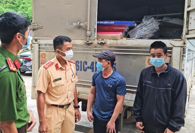  Trốn trong thùng xe để qua chốt kiểm dịch: Cao Tiến Bình (SN 1993, ở Bình Dương) điều khiển xe tải vận chuyển hàng hóa từ Bình Dương lên Lâm Đồng. Khi đến chốt số 1 (thị trấn Ma Đa Guôi, huyện Đạ Huoai, Lâm Đồng) Bình thực hiện khai báo y tế đồng thời khai báo một mình. Qua kiểm tra, Công an phát hiện Nguyễn Anh Tiệp (SN 1992, ở Bình Dương) trốn trong thùng xe. Ngày 10/7, UBND thị trấn Ma Đa Guôi phạt Bình 5 triệu đồng, Tiệp 3 triệu đồng.