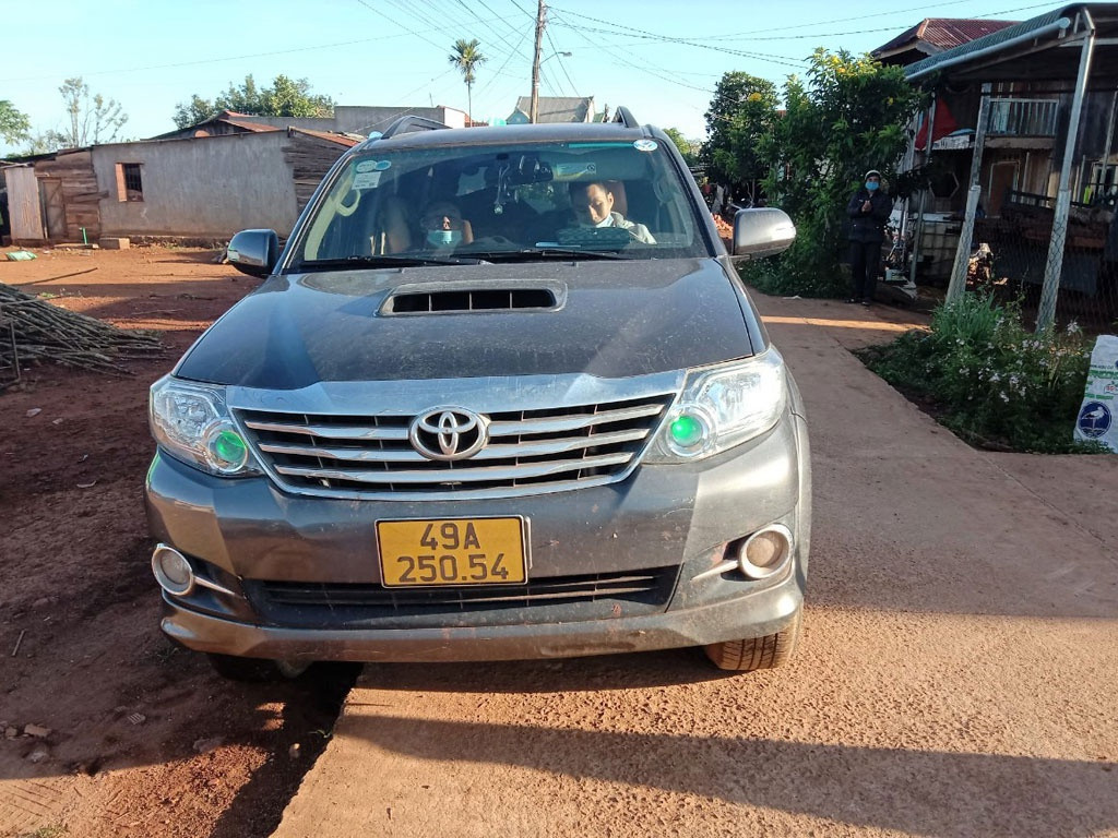  Trốn vào đường liên thôn để vượt chốt kiểm dịch: Đang lưu thông trên QL28 theo hướng từ Đắk Nông qua huyện Di Linh (Lâm Đồng), ô tô chở 5 người lách qua đường liên thôn để vượt chốt kiểm dịch đóng tại xã Đinh Trang Thượng (huyện Di Linh, Lâm Đồng). Ngày 12/7, UBND huyện Di Linh, đã xử phạt vi phạm hành chính đối với 5 trường hợp cố tình vượt Chốt kiểm soát, phòng chống dịch COVID-19 với tổng số tiền phạt là 37,5 triệu đồng. 