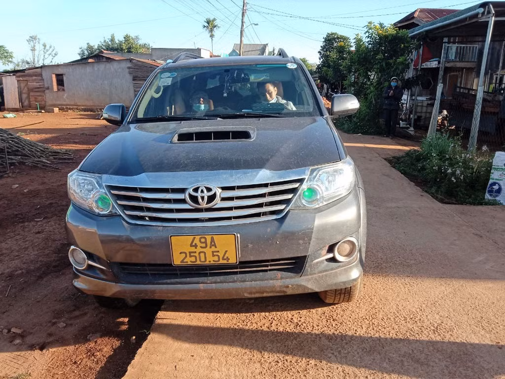  Trốn vào đường liên thôn để vượt chốt kiểm dịch: Đang lưu thông trên QL28 theo hướng từ Đắk Nông qua huyện Di Linh (Lâm Đồng), ô tô chở 5 người lách qua đường liên thôn để vượt chốt kiểm dịch đóng tại xã Đinh Trang Thượng (huyện Di Linh, Lâm Đồng). Ngày 12/7, UBND huyện Di Linh, đã xử phạt vi phạm hành chính đối với 5 trường hợp cố tình vượt Chốt kiểm soát, phòng chống dịch COVID-19 với tổng số tiền phạt là 37,5 triệu đồng. 