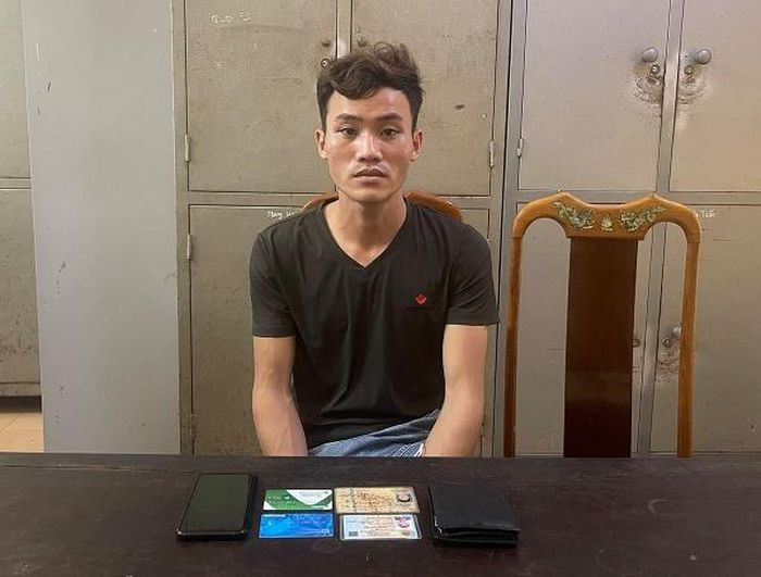  Nợ nần, nam thanh niên dựng chuyện bị cướp: Cần tiền trả nợ, Nguyễn Văn Sang (28 tuổi, Hồng Lĩnh, Hà Tĩnh) đã dựng chuyện bị hai đối tượng chặn đường, khống chế cướp mất 13 triệu đồng cùng giấy tờ liên quan để lấy tiền của gia đình trả nợ. Quá trình điều tra, Công an xác định lời khai của Sang có nhiều mâu thuẫn. Sang thừa nhận đã vay một khoản tiền không có khả năng hoàn trả nên đã dựng lên câu chuyện trên.