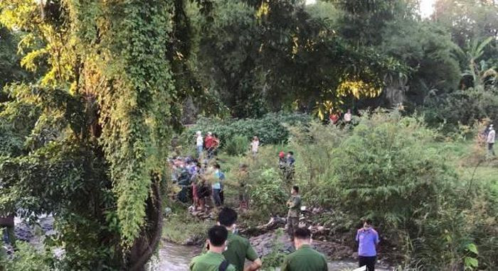  Cô gái chết lõa thể bên suối có 2 gia đình đến nhận dạng: Ngày 13/7, ông Trịnh Quang Tấn, Chủ tịch UBND xã Ea Nuôl (huyện Buôn Đôn, tỉnh Đắk Lắk) cho biết, sau khi người dân phát hiện cô gái chết lõa thể ở suối Ea Nuôi đã có 2 gia đình đến nhận dạng người thân nhưng không đúng, hiện danh tính của cô gái này còn bí ẩn. 