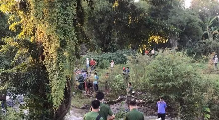 Tin nóng 13/7: Mất cơm cúng chồng, vợ sang chém chết hàng xóm - Hình 2 Tin nong 13/7: Mat com cung chong, vo sang chem chet hang xom-Hinh-2