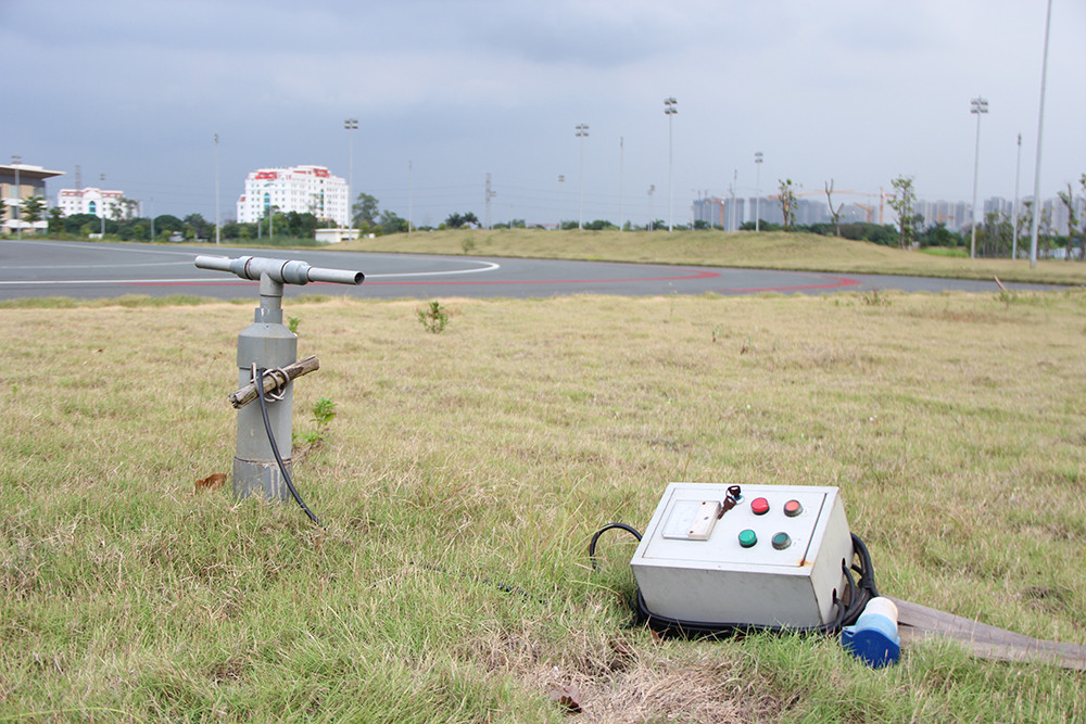 Ngoài ra các hạng mục khác như hệ thống đường điện, tụ điện vứt lăn lóc để lộ ra lõi dây đồng trông rất nguy hiểm. 