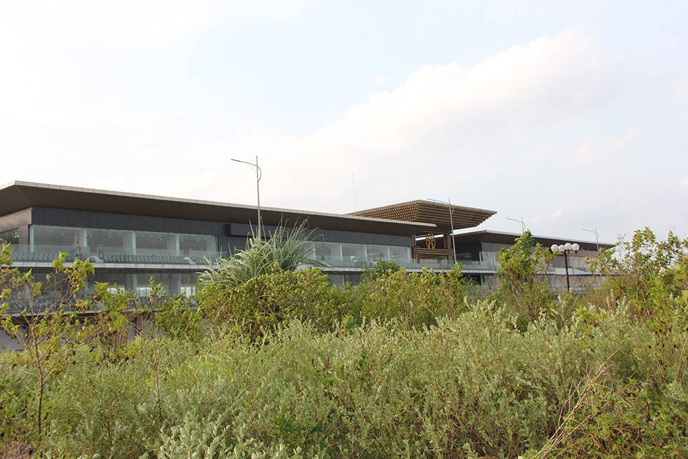 Hà Nội: Đường đua F1 bị sụt lún, nứt toác sau gần 2 năm bỏ không - Hình 2 Ha Noi: Duong dua F1 bi sut lun, nut toac sau gan 2 nam bo khong-Hinh-2