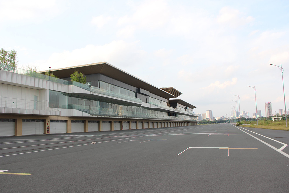 Theo tìm hiểu, vào tháng 3/2019, UBND TP Hà Nội và ban tổ chức giải đã khởi công xây dựng, dự án đường F1 và các công trình chức năng có tổng diện tích 88 ha nằm trong khuôn viên của Khu Liên hiệp thể thao Mỹ Đình và một phần đường Lê Đức Thọ - Lê Quang Đạo, quận Nam Từ Liêm (TP Hà Nội). 