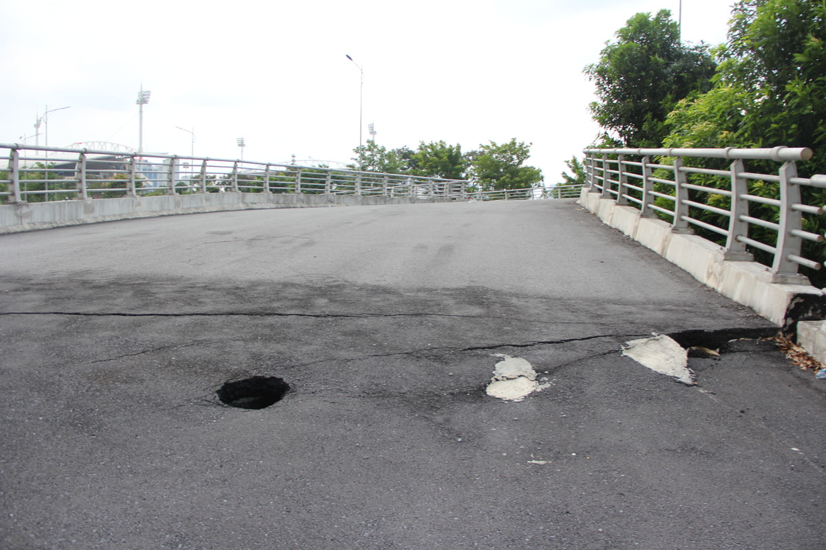 Thậm chí còn để lại lỗ lớn rất dễ gây nguy hiểm.