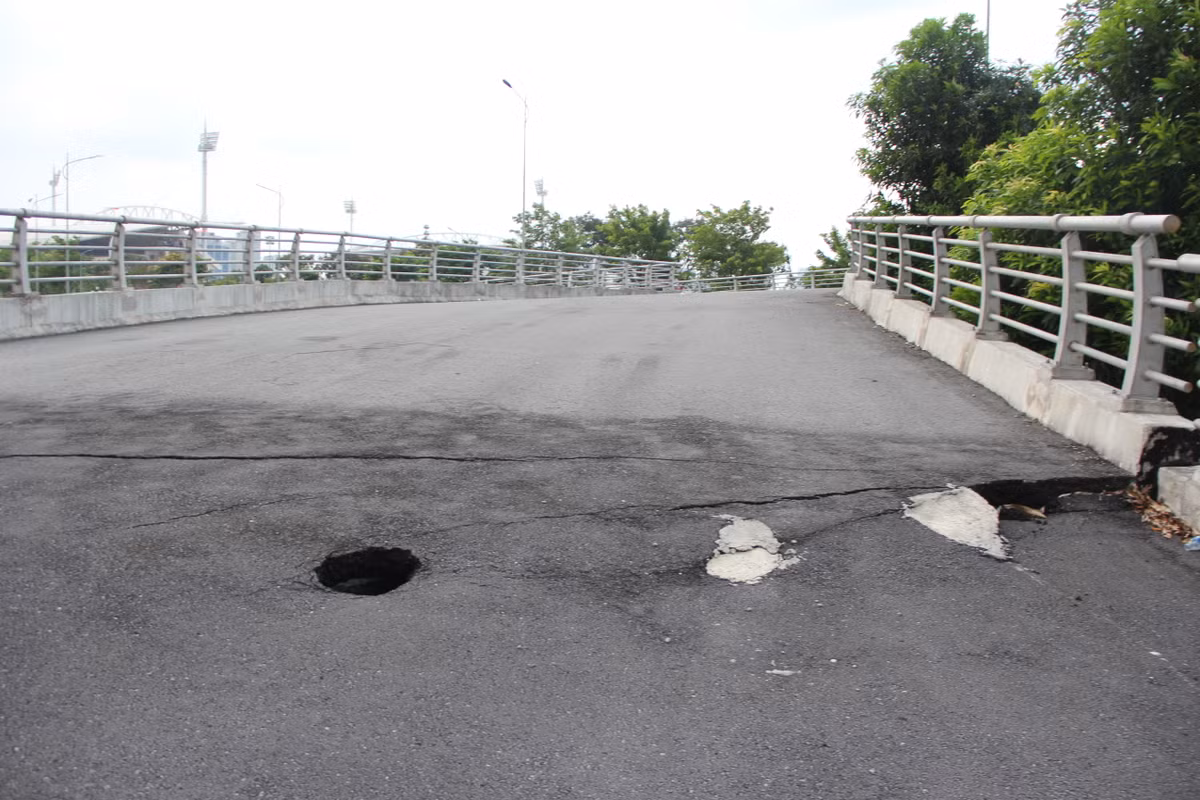 Thậm chí còn để lại lỗ lớn rất dễ gây nguy hiểm.