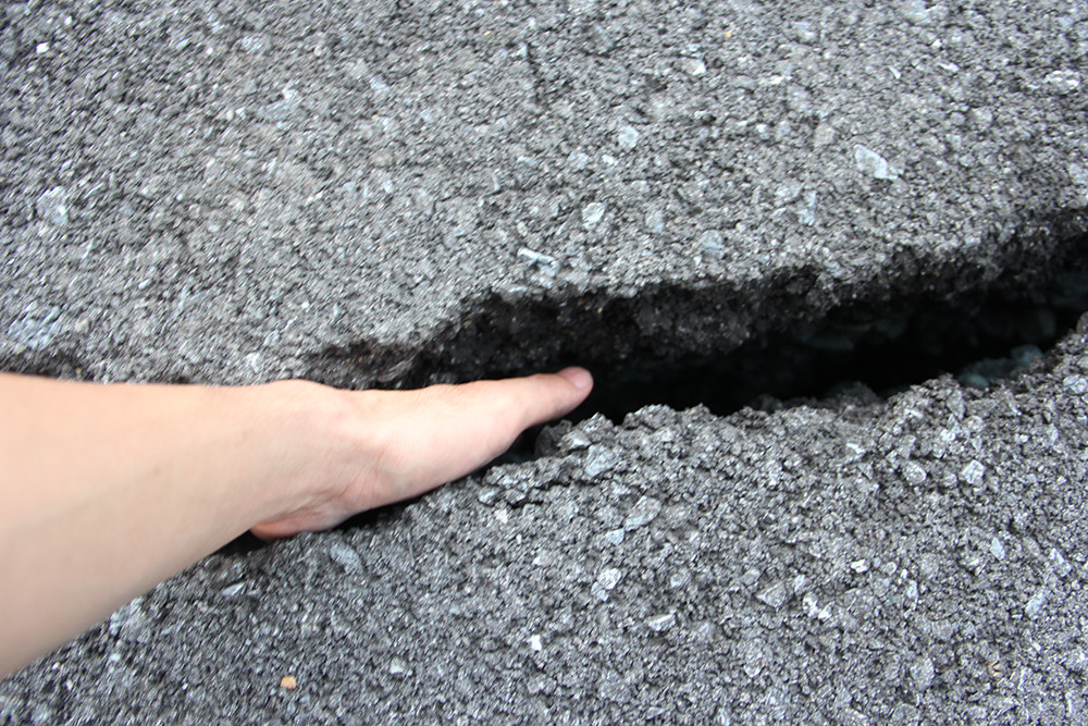 Đường tại trường đụa có chỗ bị nứt toác.