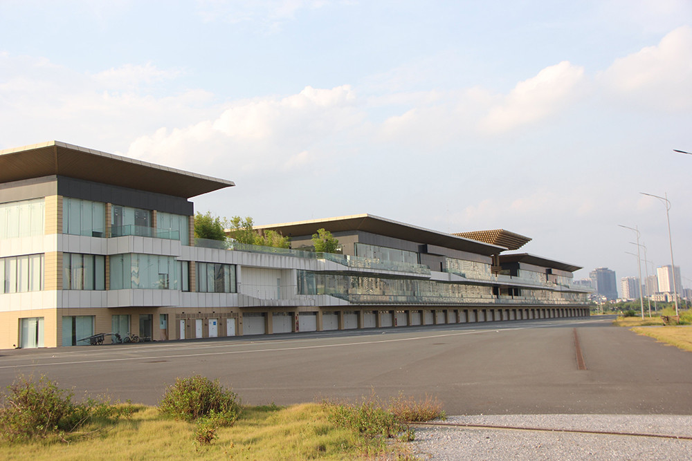 Hà Nội: Đường đua F1 bị sụt lún, nứt toác sau gần 2 năm bỏ không Ha Noi: Duong dua F1 bi sut lun, nut toac sau gan 2 nam bo khong