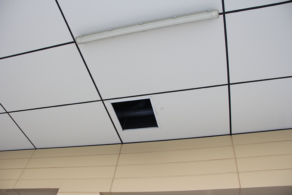 Ngoài ra một số thiết bị bên trong có dấu hiệu bị hỏng.