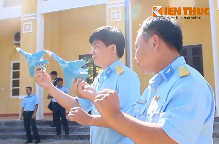 Các phi công trong biên đội huấn luyện điều khiển trong đội hình biên đội ở các tình huống tác chiến trên không.