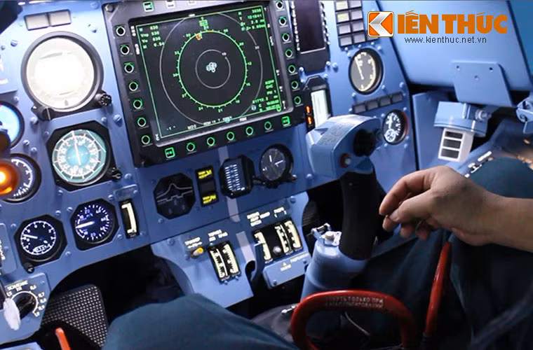 Ngoài các nội dung huấn luyện trên khí tài, các phi công còn được huấn luyện trong buồng lái thiết bị mô phỏng.