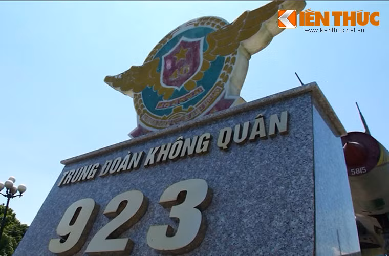 Những chiếc Su-30MK2 mới được biên chế cho Trung đoàn 923 từ năm 2011. Trước đó trung đoàn được trang bị các máy bay cường kích Su-22M/M4. Trung đoàn cũng là đơn vị đầu tiên triển khai máy bay chiến đấu phản lực vươn tới quần đảo Trường Sa. Trong ảnh, chiếc Su-22M số hiệu 5815 nằm sau chiếc bia chính là máy bay chiến đấu đầu tiên của KQND Việt Nam bay tuần tra Trường Sa năm 1988.