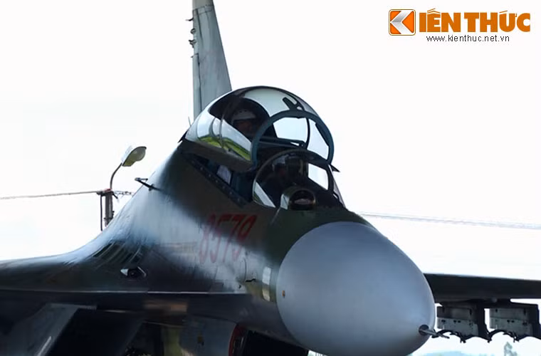 Phi công lái máy bay chiến đấu Su-30MK2 chuẩn bị nổ máy bước vào giờ huấn luyện.