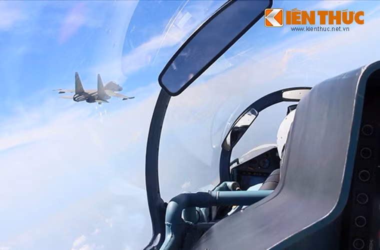 Thông thường, khi tác chiến, phi công số 1 luôn luôn được ưu tiên chọn mục tiêu để tấn công, phi công số 2 sẽ cảnh giới và bảo vệ.