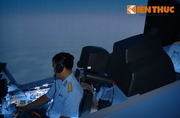 Thiết bị mô phỏng cho phép phi công điều khiển Su-30MK2 như bay trong điều kiện khí tượng thật.