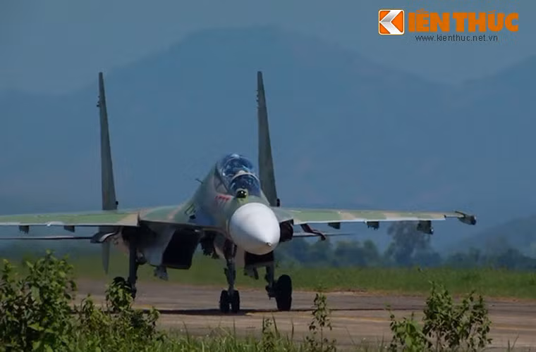 Nhiệm vụ đã hoàn thành, “hổ mang chúa” thong thả lăn bánh trên đường băng để trở “tổ” trong sân bay.