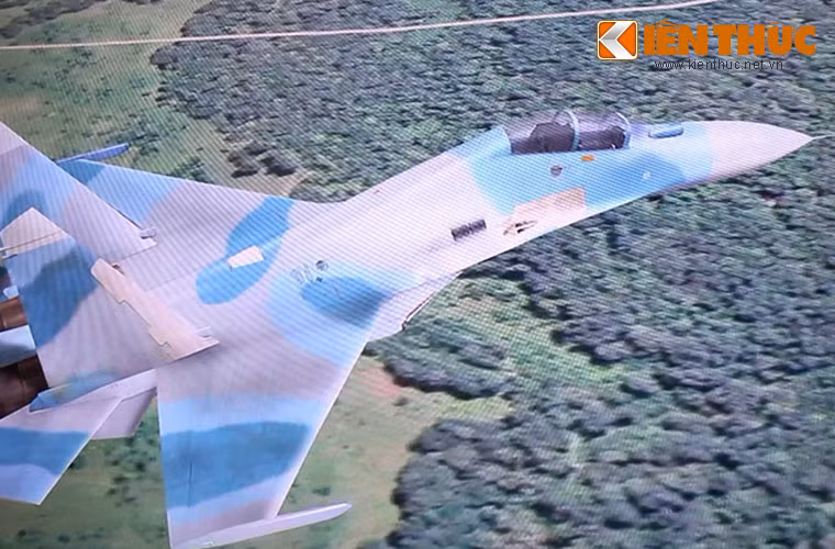 Trên màn hình, phi công có thể điều khiển máy bay bổ nhào, lượn vòng, di chuyển lên phía trên... dễ dàng.