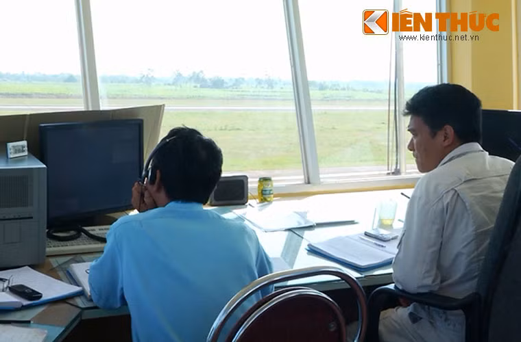 Chỉ huy dẫn đường phi công Su-30MK2 huấn luyện chiến đấu trên không.