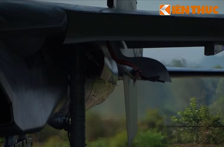 Su-30MK2 là tiêm kích hạng nặng đa nặng tầm xa. Loại máy bay này có thể thực hiện được đa nhiệm vụ từ tấn công, phòng thủ, hộ tống, tuần tiễu hay trinh sát.