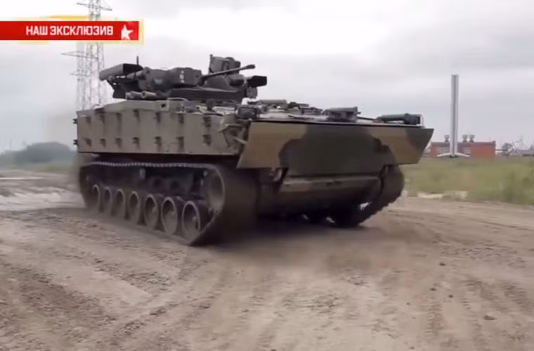 Trong cuộc thử nghiệm này, thậm chí phóng viên đã được cho phép thử bắn khẩu pháo 30mm cực mạnh trên Kurganets 25.