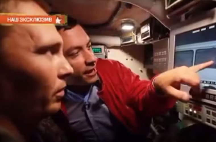 Màn hình này kết nối với tổ hợp trinh sát đặt ở tháp pháo. Các hình ảnh cho thấy, kính ngắm bắn có thể phóng to – thu nhỏ hình ảnh mục tiêu cho phép pháo thủ bắn chính xác vào các ô cửa nhỏ trên phương tiện địch.