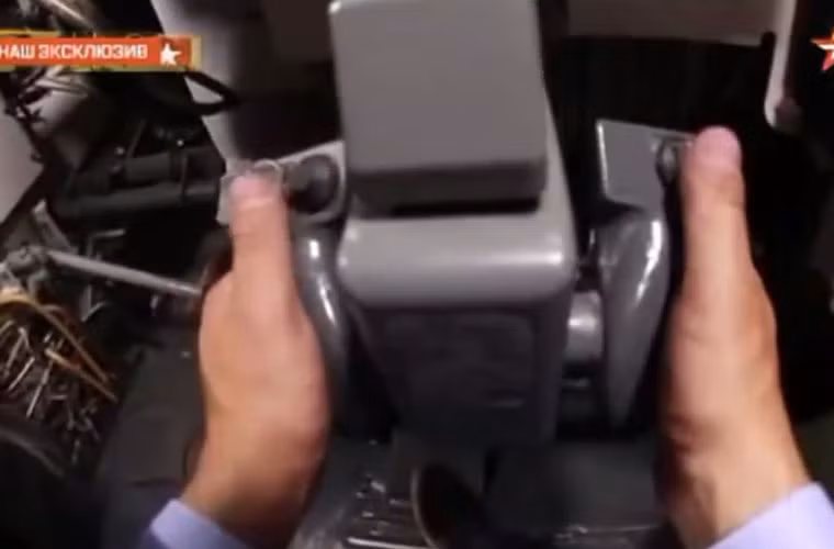 Đặc biệt nhất, tay cầm của hệ thống điều khiển hỏa lực trên xe nhìn như tay cầm chơi game.