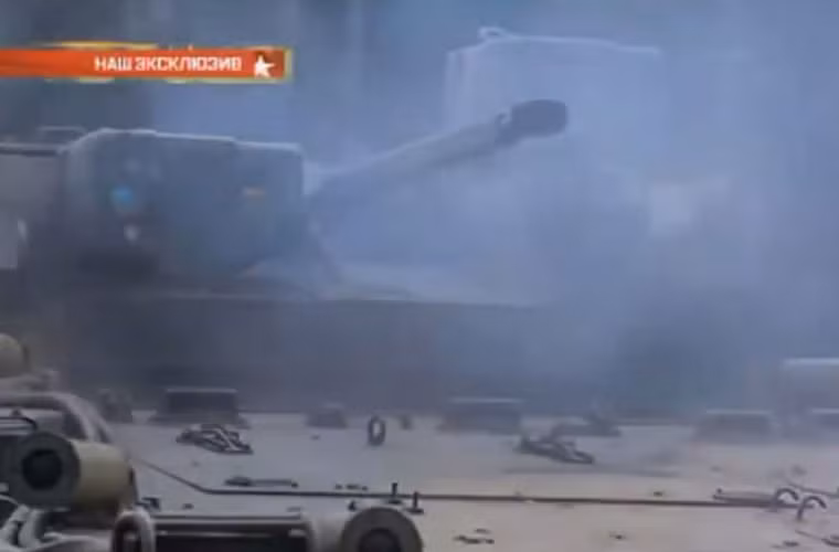 Kurganets 25 được trang bị tháp pháo điều khiển từ xa Bumerang-BM tích hợp pháo tự động 2A42 30mm với 500 viên đạn (loại xuyên giáp AP hoặc nổ mạnh HE) với đại liên đồng trục 7,62mm PKT. Ngoài ra, hai bên tháp pháo còn có 4 ống phóng tên lửa chống tăng Kornet EM. Trong ảnh, pháo 2A42 30mm đang khai hỏa.