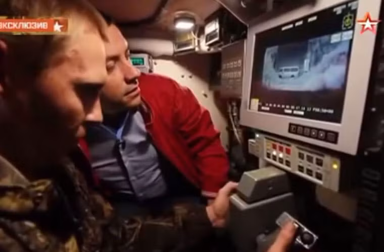 Hệ thống điều khiển hỏa lực Kurganets 25 trông khá đơn giản nhưng hiện đại với màn hình hiển thị, dãy nút bấm ở phía dưới và tay cầm với các nút ấn bắn.