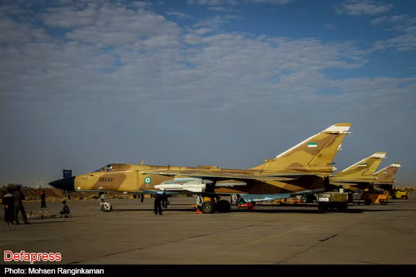 Các máy bay cường kích Su-24MK đã đeo sẵn đạn tên lửa chuẩn bị cất cánh.