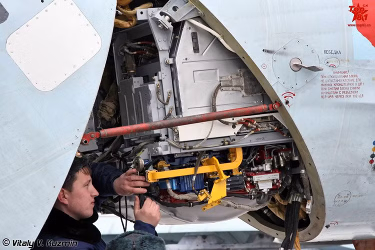 Cụ thể, báo QĐND cho biết, nhà máy A32 đã chế tạo thành công hệ thống kính chắn bên, thùng dầu mềm, bu-lông nối cánh, bu-lông động cơ của Su-27. Các linh kiện đắt tiền này vốn trước đây đều phải nhập khẩu. Ảnh minh họa nhân viên Nga đang sửa chữa trang bị radar trên Su-27 của Không quân Nga.