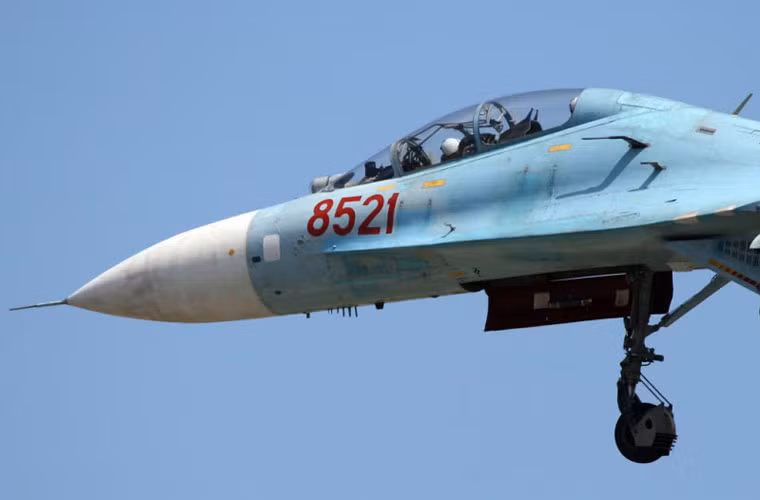 Với sự cố gắng tuyệt vời đó của cán bộ, công nhân nhà máy hàng không A32, đến nay, các chiến đấu cơ Su-27 vẫn đảm bảo hệ số kĩ thuật, đảm bảo độ tin cậy phục vụ chiến đấu. Ảnh: Một chiếc Su-27UBK hai chỗ ngồi phục vụ huấn luyện và chiến đấu.