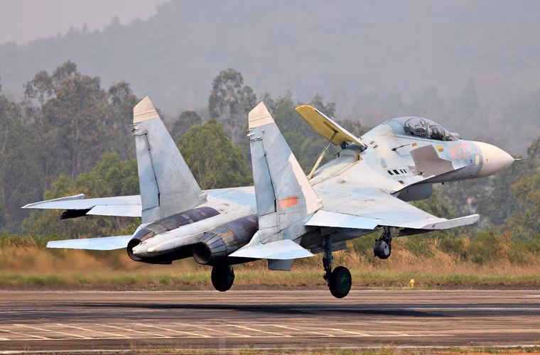 Chiến đấu cơ Su-27 bắt đầu đi vào phục vụ trong Không quân Nhân dân Việt Nam từ giữa những năm 1990. Đây được xem là những máy bay chiến đấu thế hệ 4, hiện đại đầu tiên của Không quân Nhân dân Việt Nam. 12 chiếc Su-27 khi đó (gồm loại Su-27SK một chỗ ngồi và Su-27UBK 2 chỗ ngồi huấn luyện) đã góp phần bảo vệ vững chắc vùng trời Tổ quốc Việt Nam suốt nhiều năm cho tới tận hôm nay.