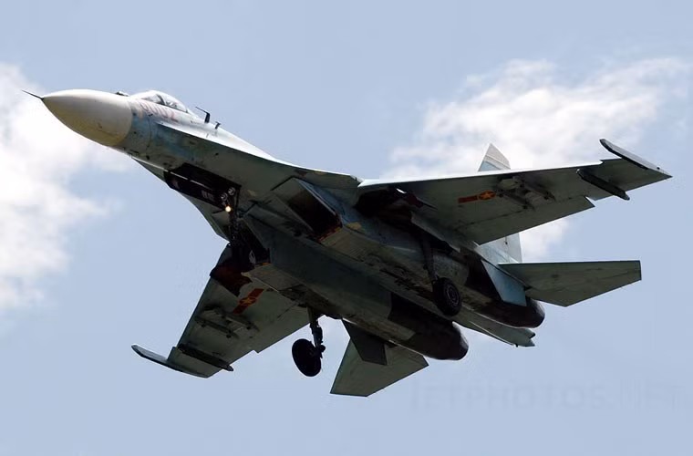 Su-27 được trang bị hai động cơ phản lực AL-31F cho tốc độ bay cực đại 2.500km/h, tầm bay chiến đâu trên biển là 1.340km, trên bộ là 3.530km, trần bay đạt 18.500m. Loại Su-27SK và UBK của Việt Nam có thể mang tên lửa đối không dẫn đường và các loại bom, rocket không điều khiển.