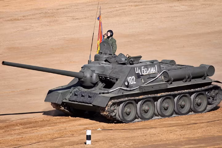 Pháo tự hành bánh xích SU-100.