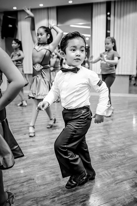 Phat sot voi loat anh con trai Khanh Thi nhay cung me cuc chuyen nghiep-Hinh-7