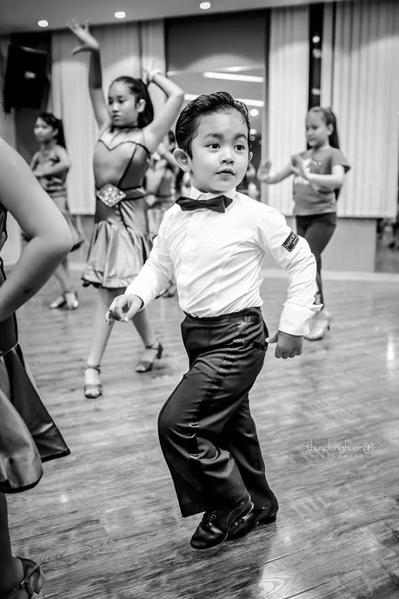 Phat sot voi loat anh con trai Khanh Thi nhay cung me cuc chuyen nghiep-Hinh-7