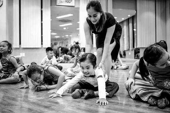 Phat sot voi loat anh con trai Khanh Thi nhay cung me cuc chuyen nghiep-Hinh-5